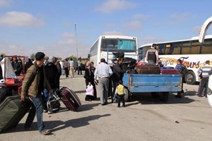 محدث: مغادرة 12 حافلة عبر معبر رفح في أول أيام فتحه