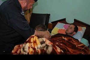 مدير الشرطة يزور أحد مصابي قوات التدخل وحفظ النظام 