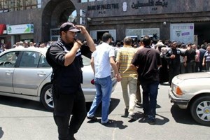 بالصور.. الشرطة تنظم استلام الرواتب أمام البنوك