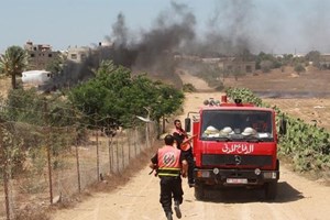 صور: طواقم الدفاع المدني .. فرسان تتحدى العدوان