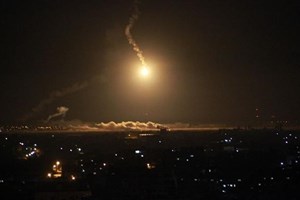 غارات عنيفة تستهدف عدداً من المقرات الأمنية فجر الأحد