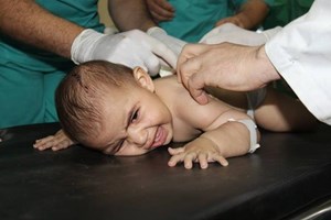 أكثر من 15 شهداء و200 جريح  بإستهداف مدرسة الأنروا في بيت حانون