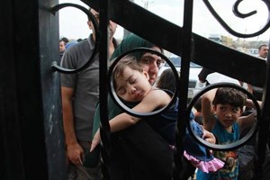 380 مسافراً من حملة الإقامات عبر معبر رفح السبت