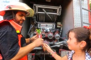 شاهد: غزة تُهدي "باقات ورود" لحُماة جبهتها الداخلية