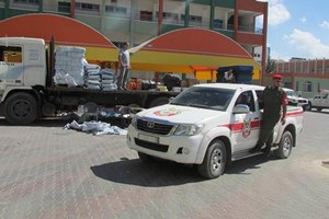 الشرطة العسكرية تساعد الهلال الأحمر في توزيع مساعدات غذائية