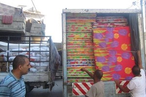 صور: علاقات الشرطة توزع طروداً غذائية ومبالغ نقدية على متضرري العدوان