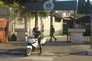 بالصور...الأجهزة الأمنية تنتشر لتأمين زيارة وفد الحكومة