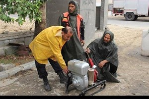 طواقم الدفاع المدني بخانيونس تنقذ عدة منازل تعرضت للغرق