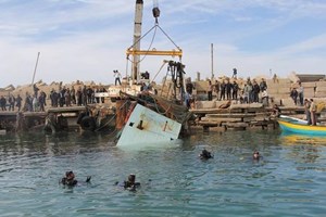 الشرطة البحرية تنتشل قارب صيد غارق في ميناء غزة