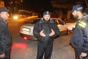 اللواء البطش يتفقد الحواجز الليلية برفقة عدد من قيادات الشرطة