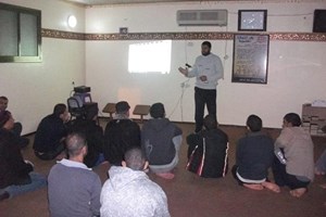 توجيه الوسطى ينظم كتيبة إيمانية لنزلاء مركز المعسكرات