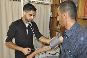 إجراء الفحص الطبي للمتقدمين لكلية الرباط الجامعية