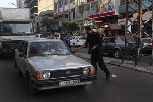 شرطة محافظة غزة توزع الحلوى على المواطنين