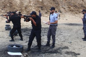 تدريب لأفراد الدورات العسكرية على إطلاق النار "الحي"