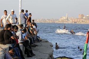 اصطياف المواطنين في رمضان.. من ميناء غزة