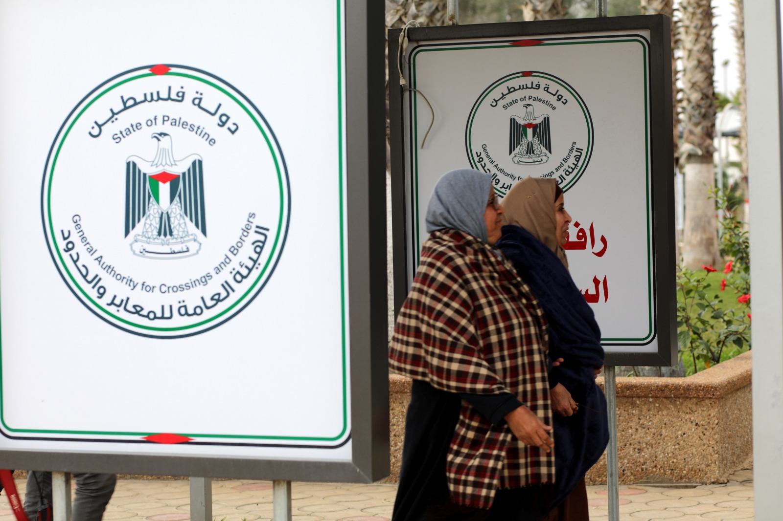 أطقم "المعابر" تُسهل مغادرة الفوج الأول من المعتمرين عبر معبر رفح 