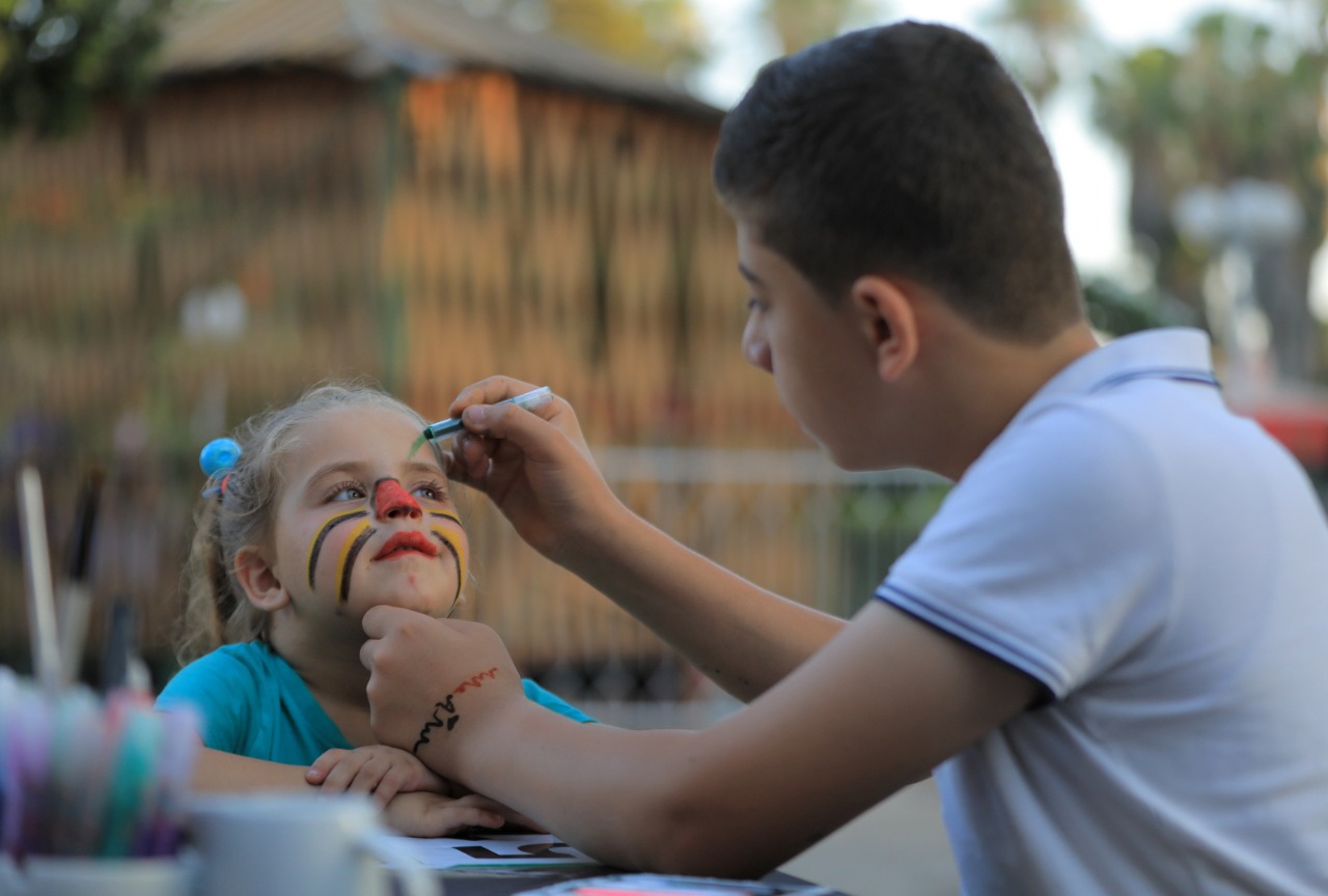 مواطنون يقضون إجازة نهاية الأسبوع في عدد من الأماكن الترفيهية بقطاع غزة