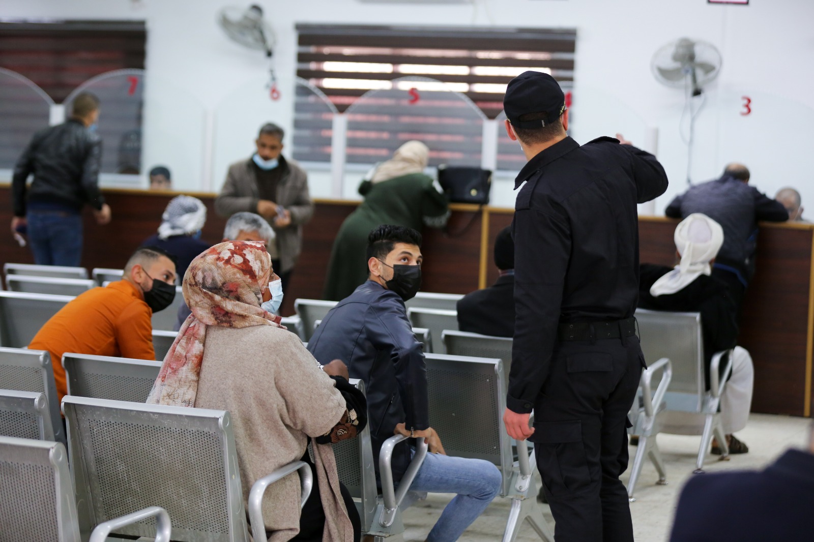 العمل اليومي لأطقم مكتب التسجيل للسفر بهيئة المعابر في تسجيل المواطنين للسفر عبر معبر رفح