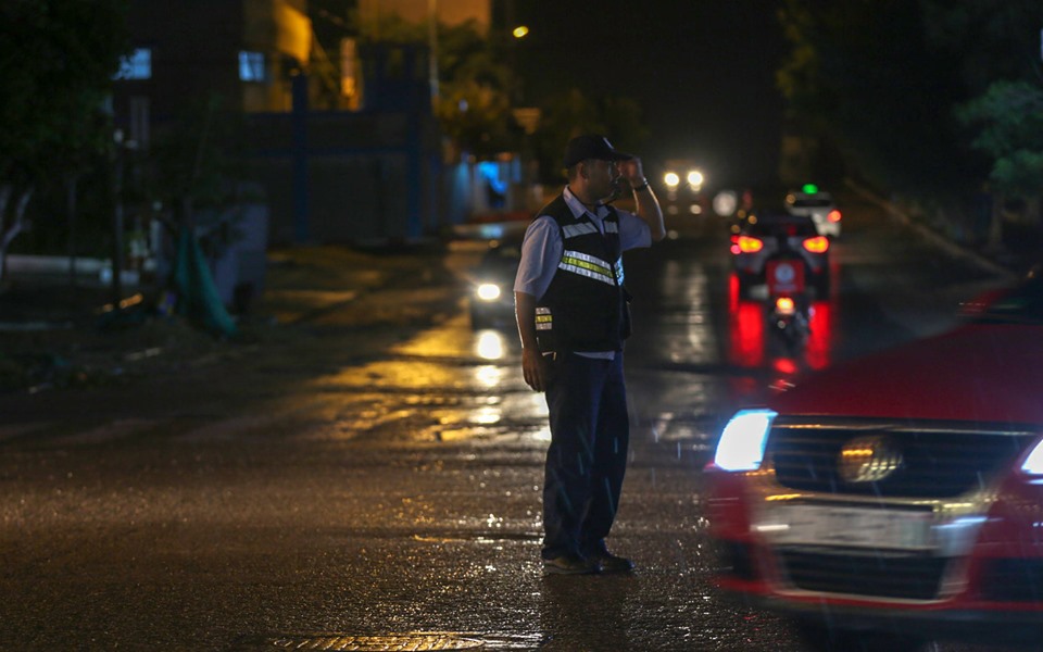 أفراد الأجهزة الأمنية خلال أداء واجبهم الليلة الماضية، أثناء المنخفض الجوي