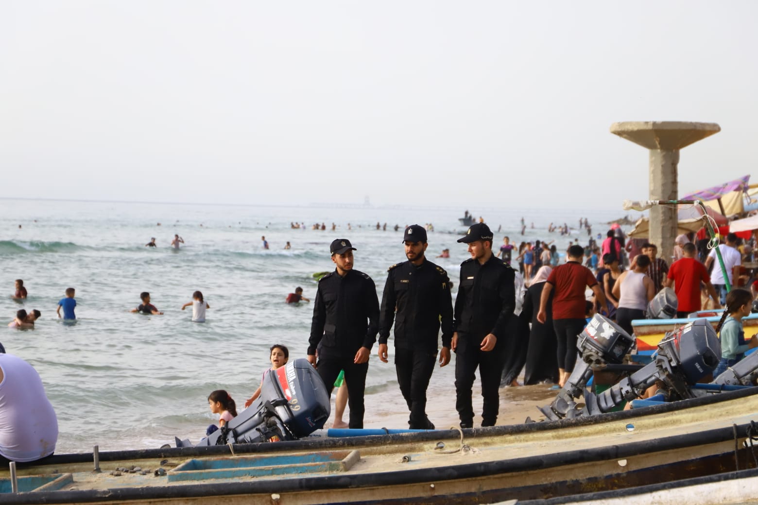 أجواء اصطياف المواطنين بغزة على شاطئ البحر وعمل أجهزة الداخلية في توفير الأجواء الملائمة