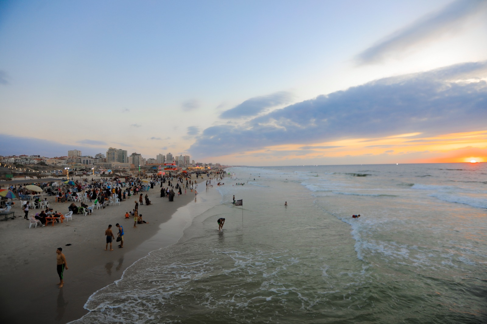 قضاء المواطنين في غزة الإجازة الأسبوعية مساء الجمعة