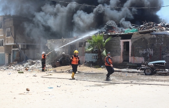 الدفاع المدني يُتابع آثار العدوان الإسرائيلي