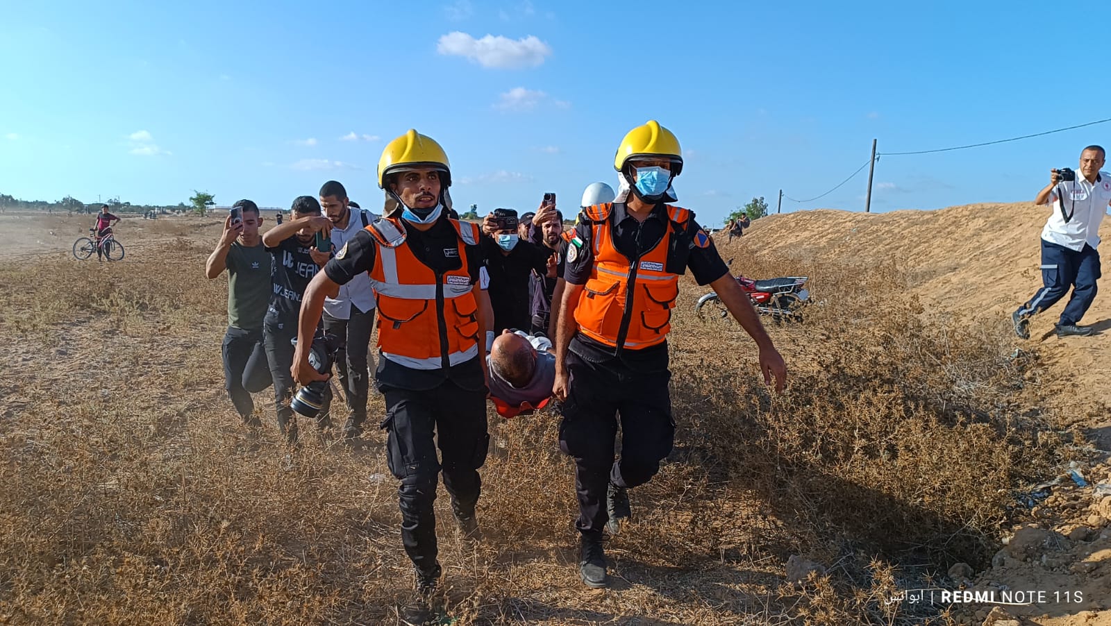 عمل أطقم الدفاع المدني والخدمات الطبية العسكرية بوزارة الداخلية والأمن الوطني في إسناد وإسعاف المتظاهرين شرق محافظات قطاع غزة مساء اليوم، جراء قمعهم واستهدافهم من قبل قوات الاحتلال.


