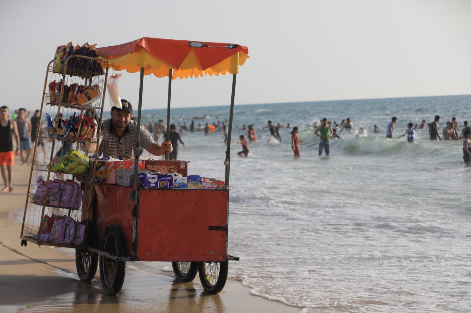 أجواء اصطياف المواطنين على شاطئ البحر وسط قطاع غزة