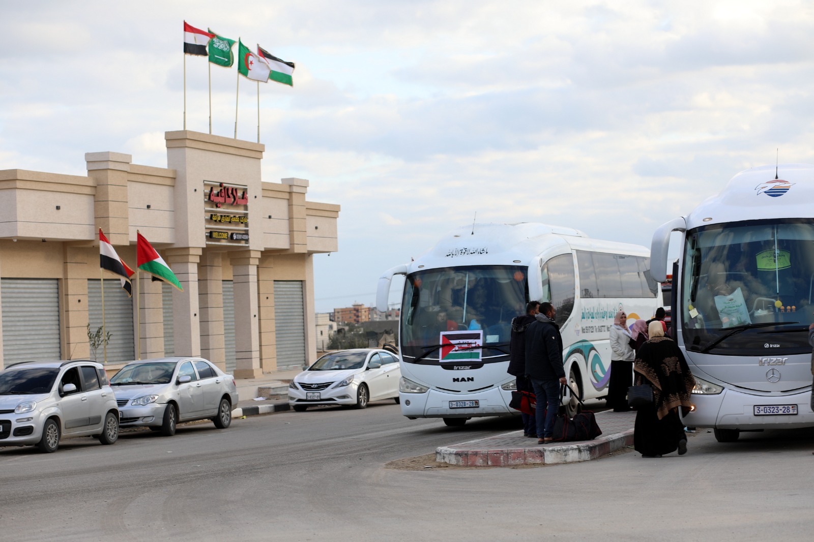 أطقم "المعابر" تُسهل مغادرة الفوج الأول من المعتمرين عبر معبر رفح 