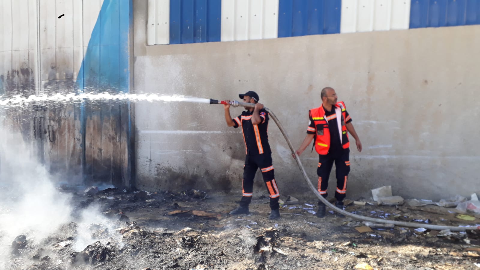 الدفاع المدني يُتابع آثار العدوان الإسرائيلي