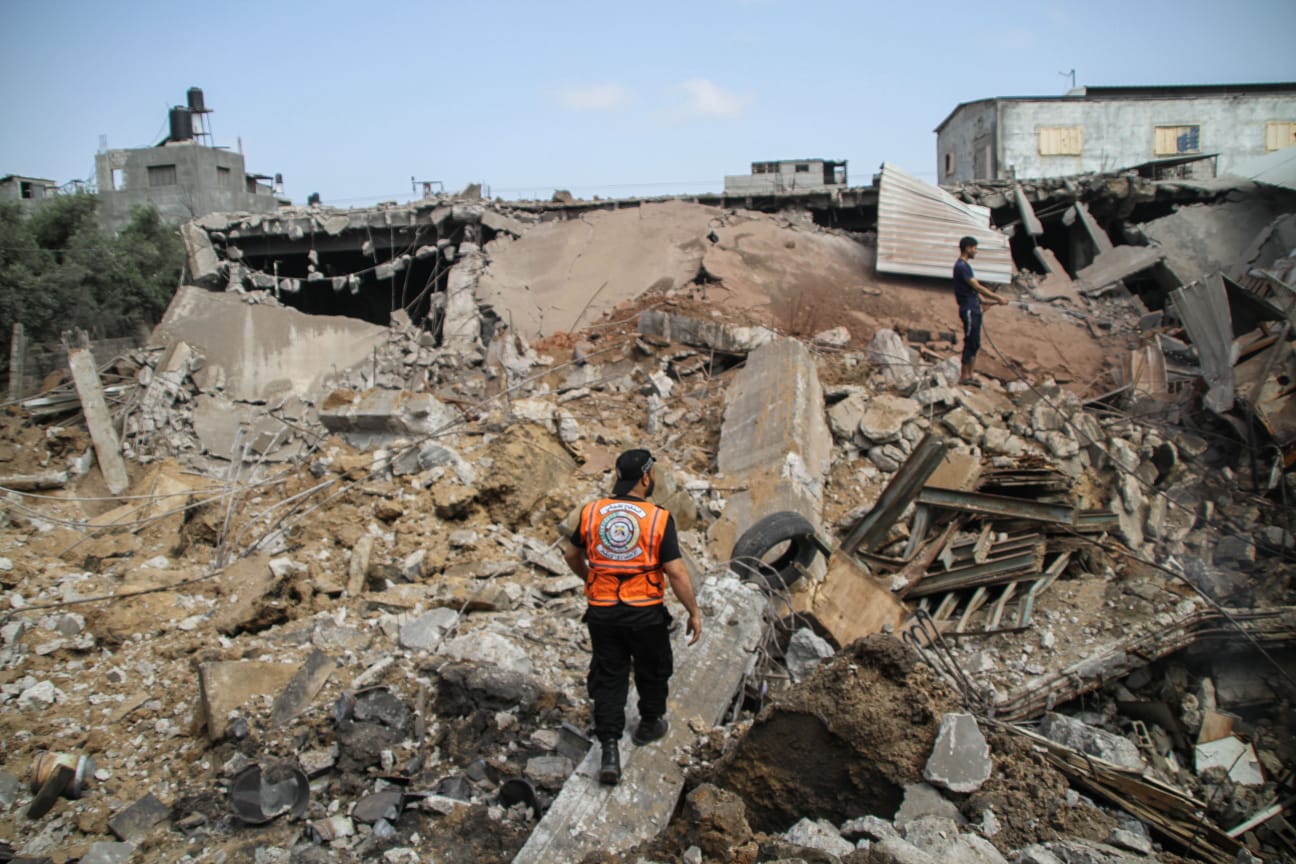 الدفاع المدني يُتابع آثار العدوان الإسرائيلي