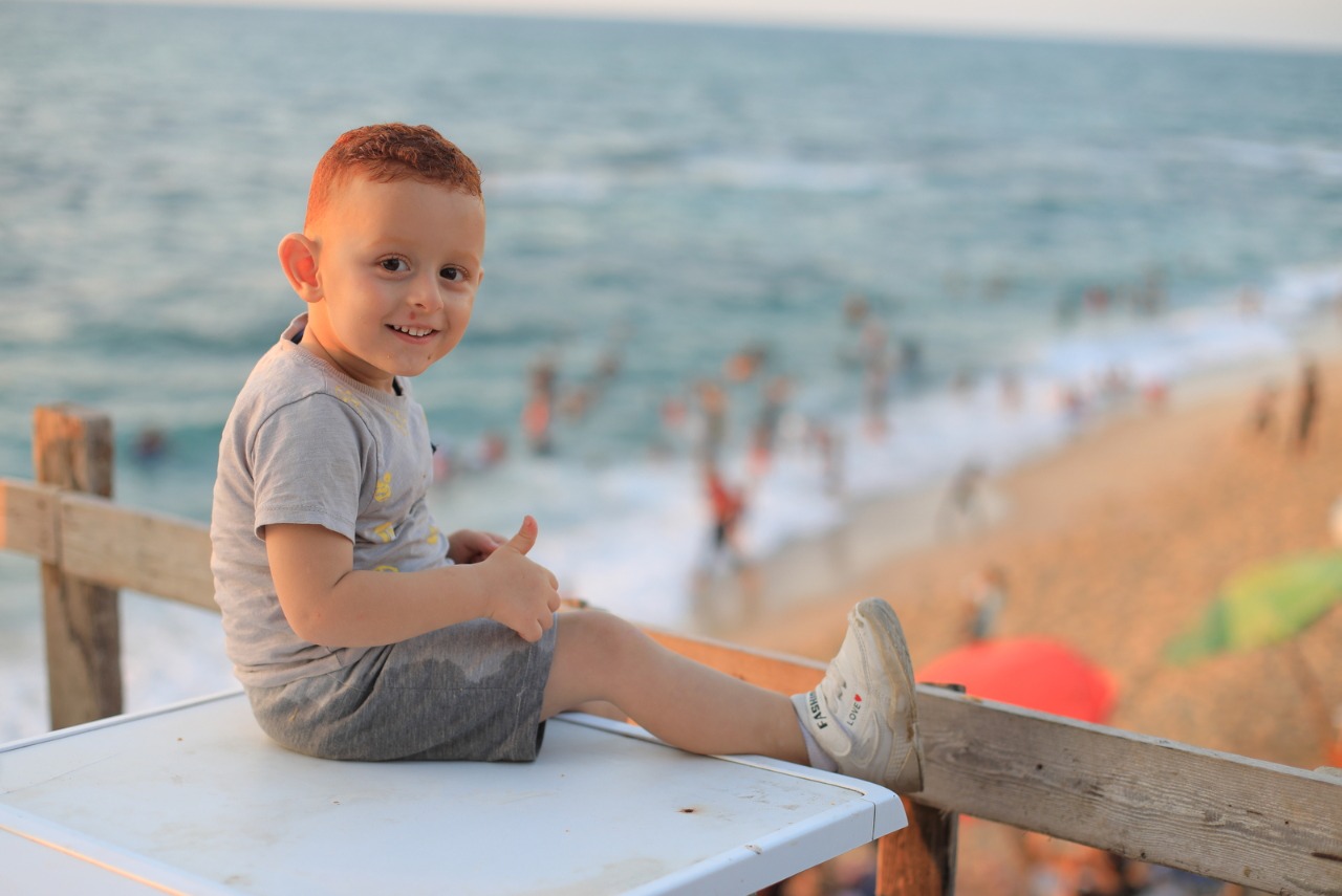 صور من استجمام المواطنين على شاطئ البحر خلال الإجازة الأسبوعية