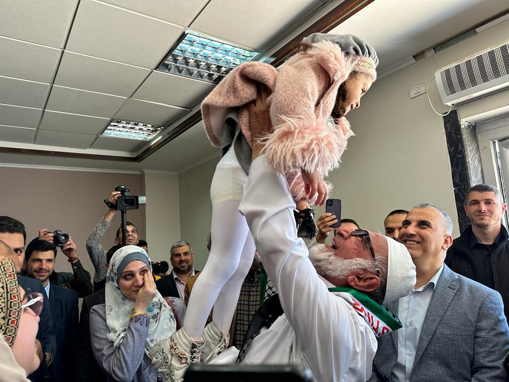 أطقم "المعابر" و" الداخلية" تسهل وصول الفوج الثاني من العائدين من السودان	