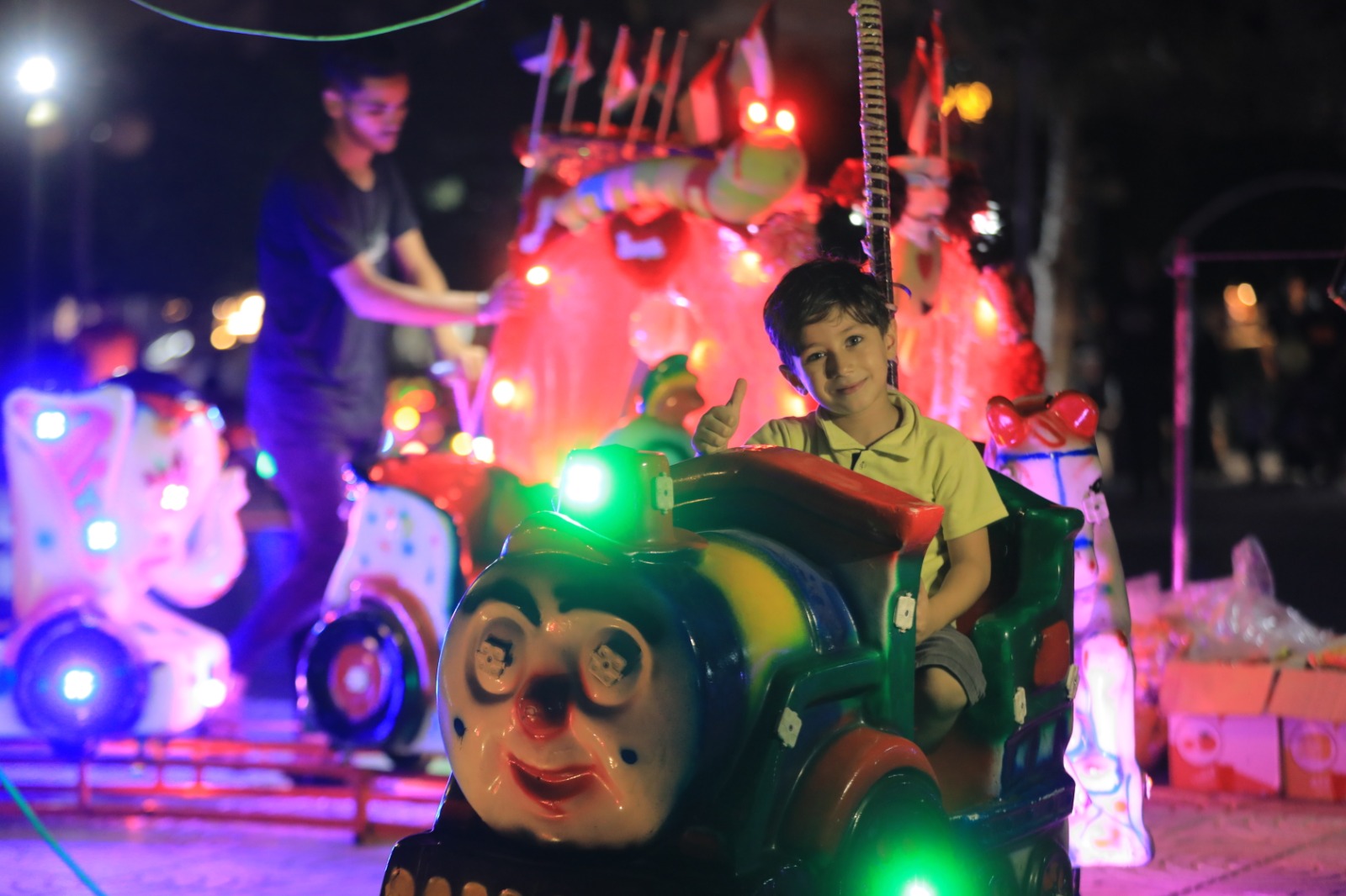 أجواء اصطياف المواطنين على شاطئ بحر غزة عشية بدء العام الدراسي