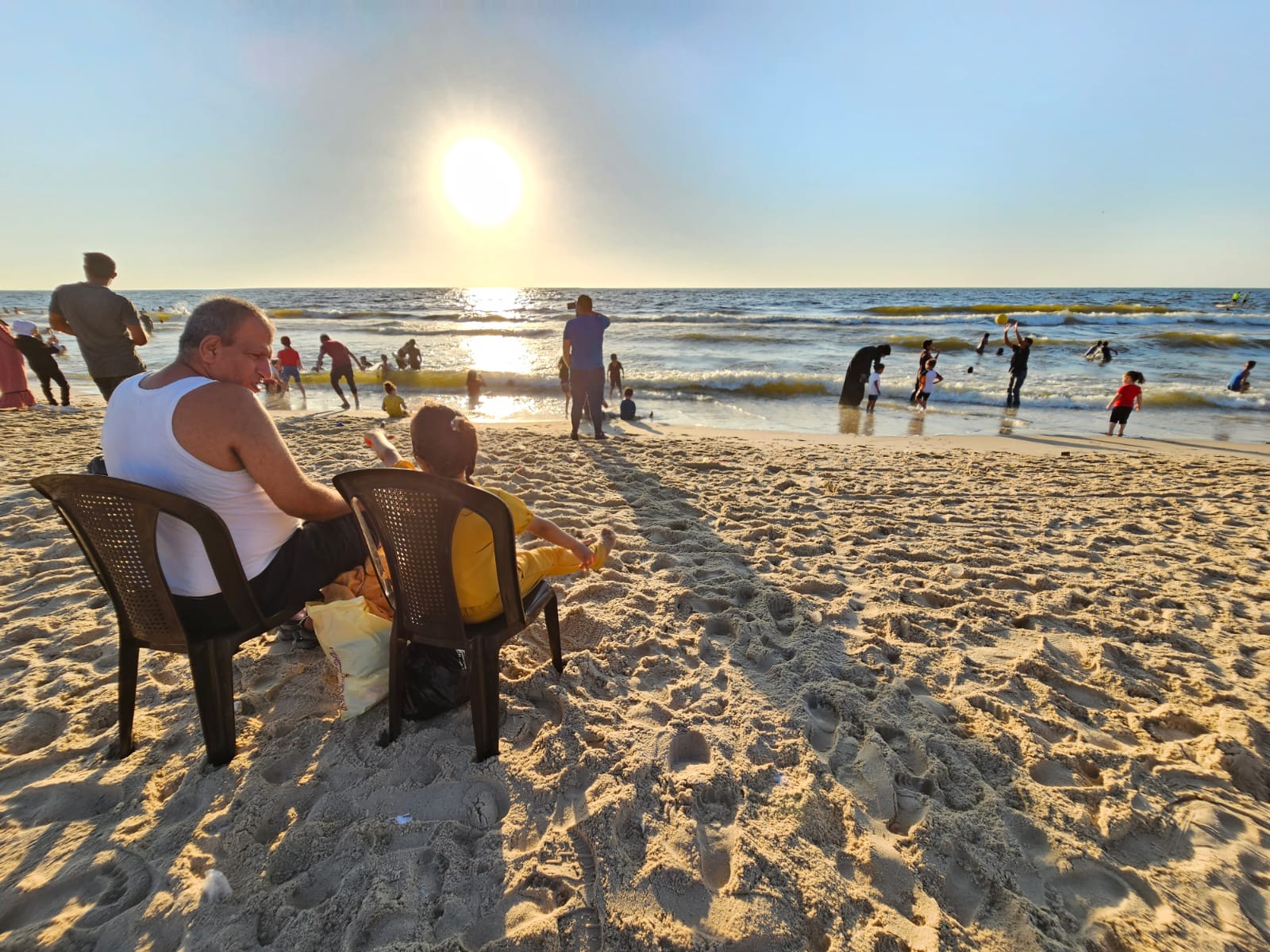 اصطياف المواطنين بغزة على شاطئ البحر وعدد من الأماكن الترفيهية خلال الإجازة الأسبوعية