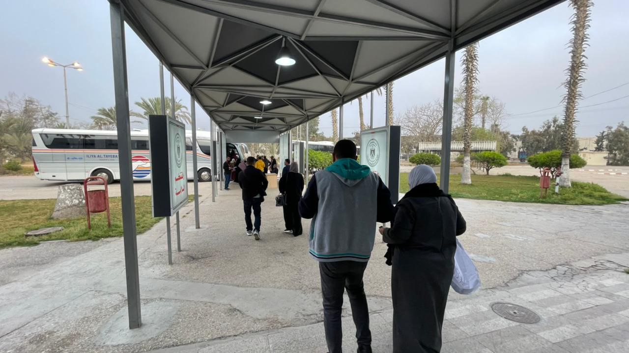 أطقم هيئة المعابر والحدود تُسهل مغادرة الفوج الخامس من المعتمرين عبر معبر رفح البري