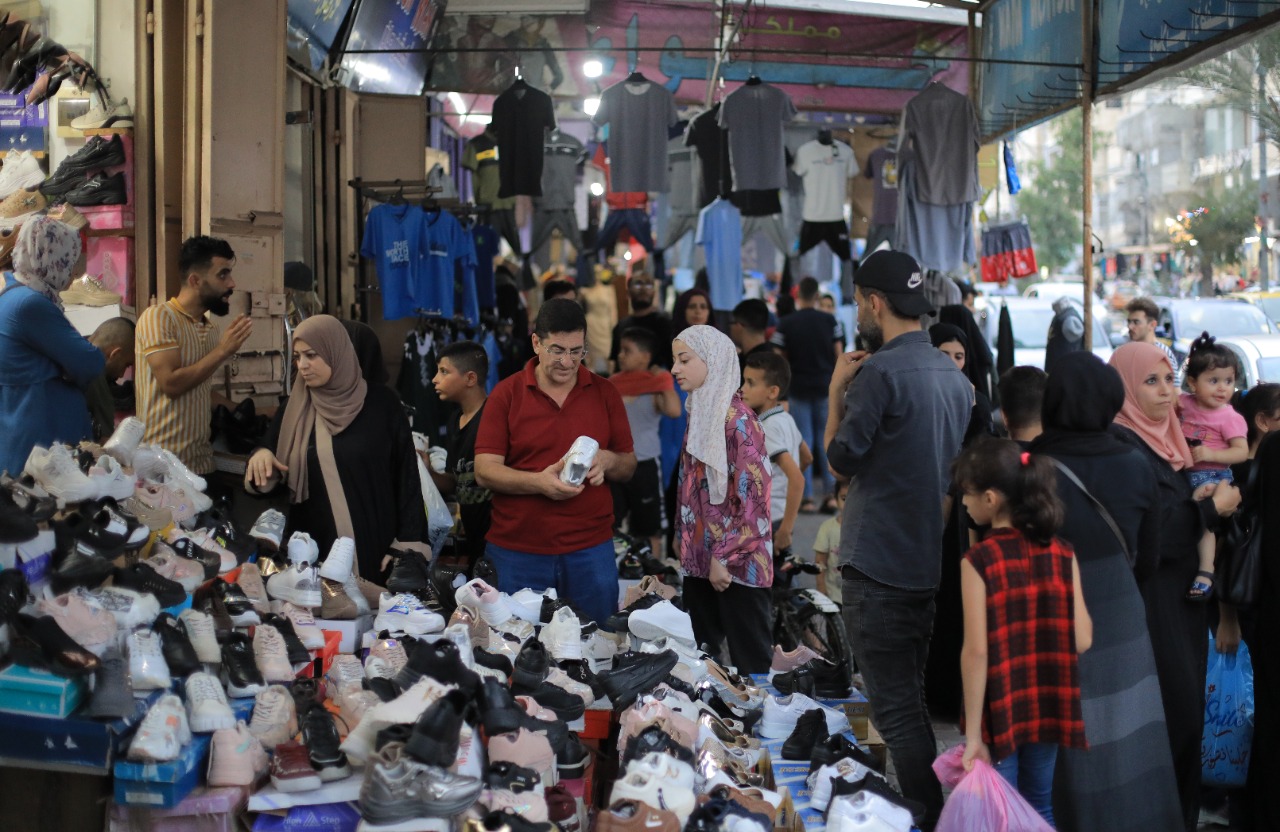 جانب من استعدادات المواطنين في غزة لبدء العام الدراسي الجديد