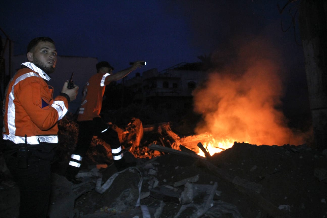 الدفاع المدني يُتابع آثار العدوان الإسرائيلي