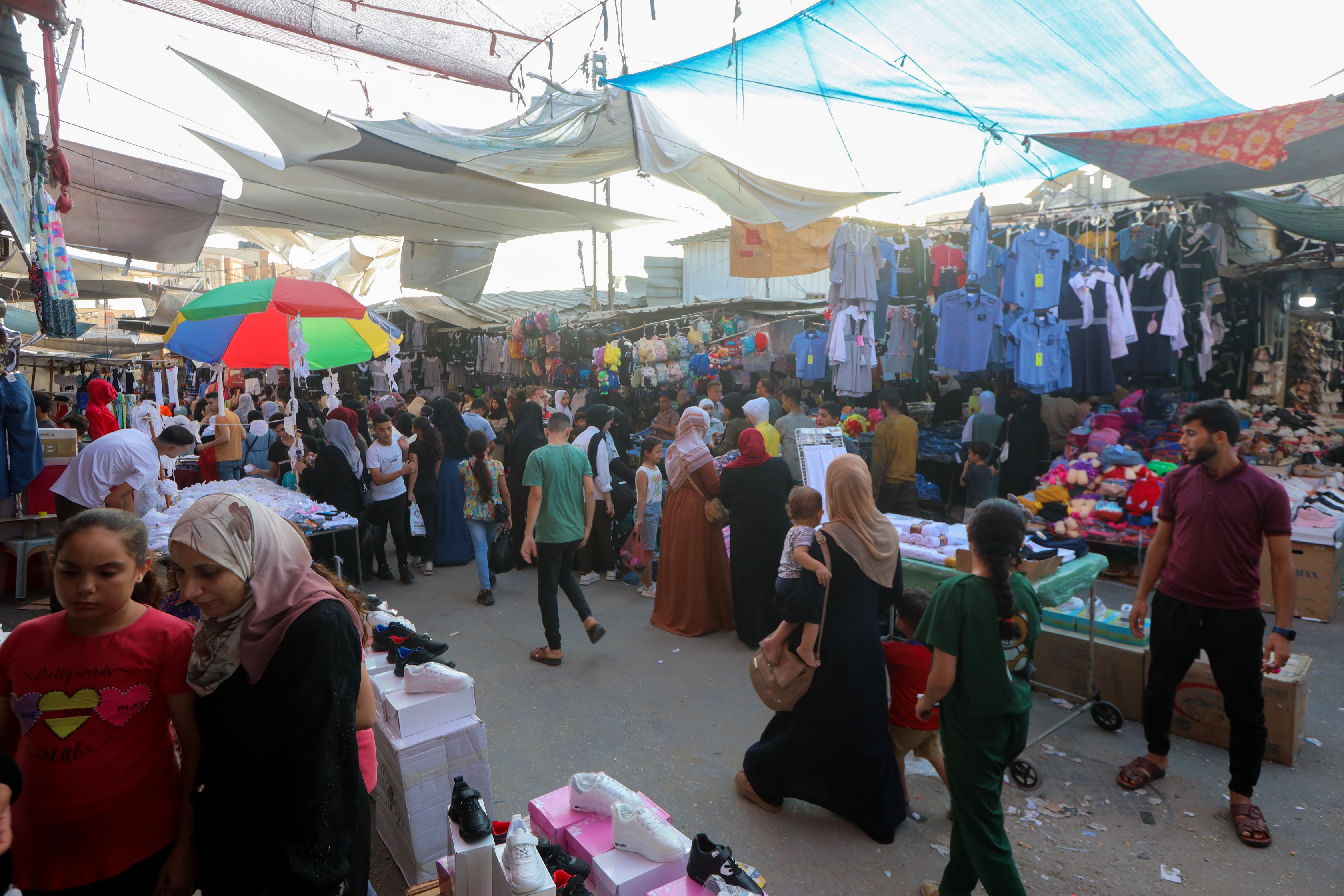 استعدادات المواطنين في غزة لاستقبال العام الدراسي الجديد 