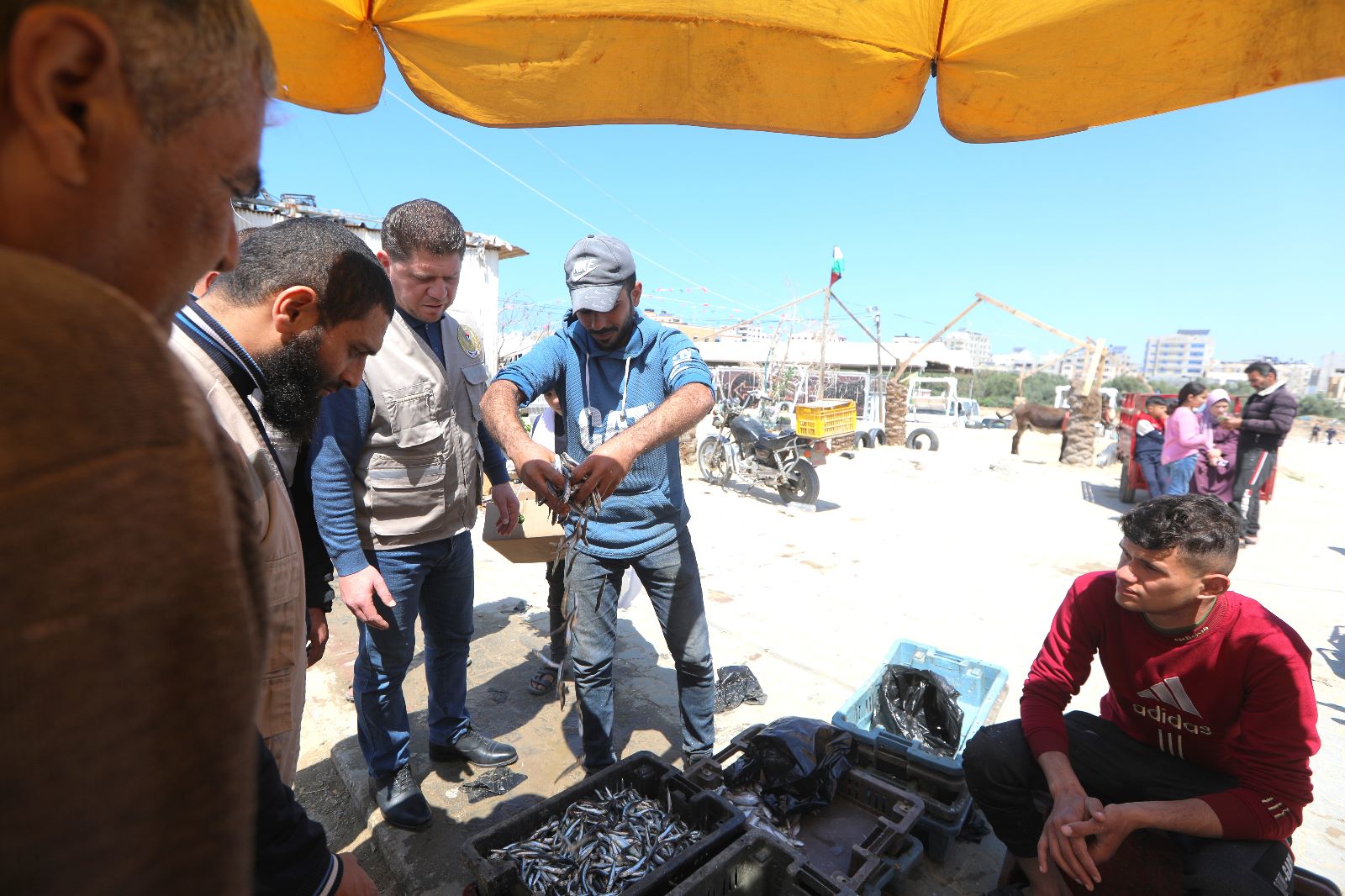 جانب من الجولات التفتيشية لمباحث التموين بالشرطة على الأسواق والمولات التجارية في قطاع غزة