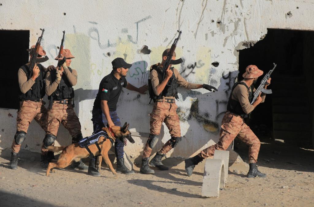 مناورة تدريبية لطلاب "دورة الصاعقة" بكلية الرباط 