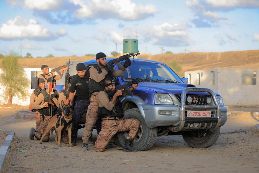 مناورة تدريبية لطلاب "دورة الصاعقة" بكلية الرباط 