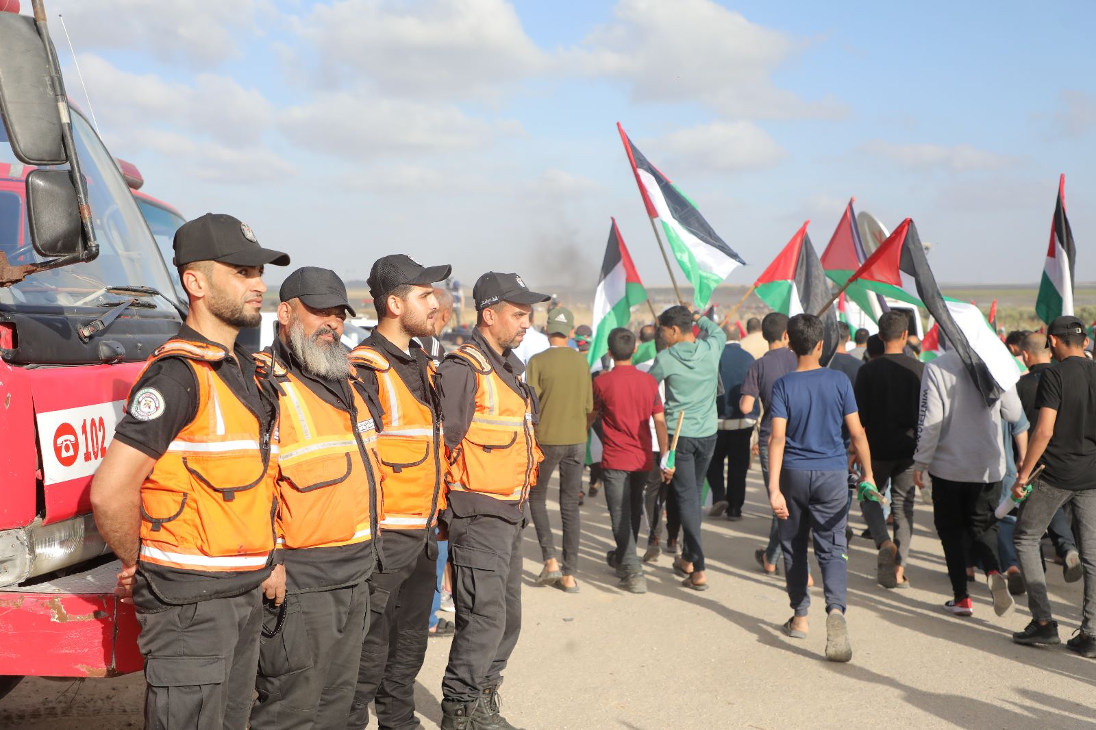 أجهزة "الداخلية" تساند المواطنين بفعالية "مسيرة الأعلام الفلسطينية" شرق غزة