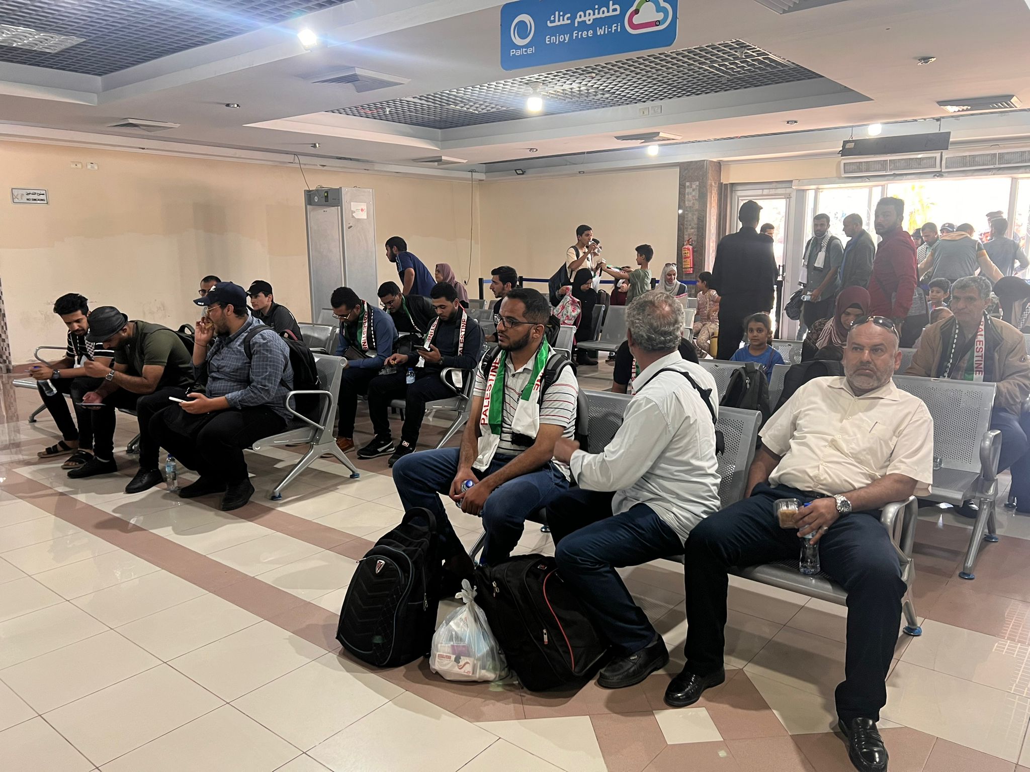 أطقم "المعابر" و" الداخلية" تسهل وصول الفوج الثاني من العائدين من السودان	