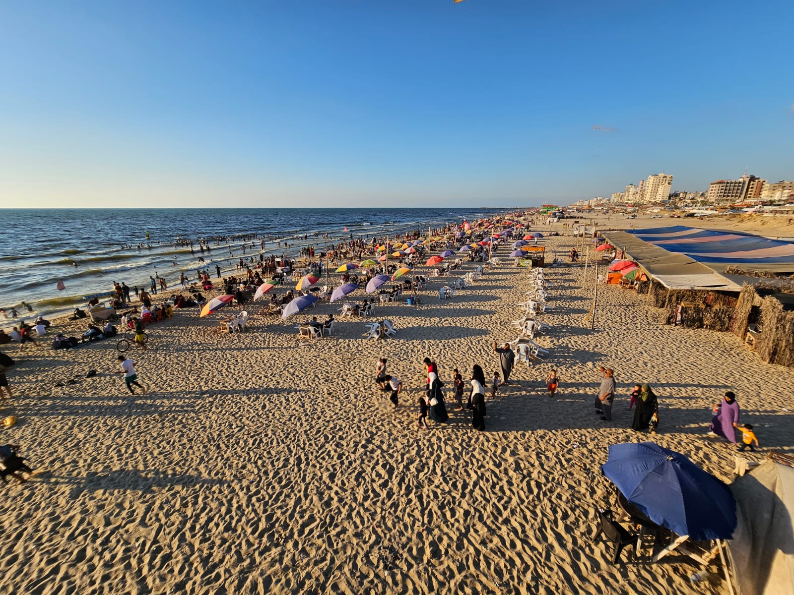 اصطياف المواطنين بغزة على شاطئ البحر وعدد من الأماكن الترفيهية خلال الإجازة الأسبوعية