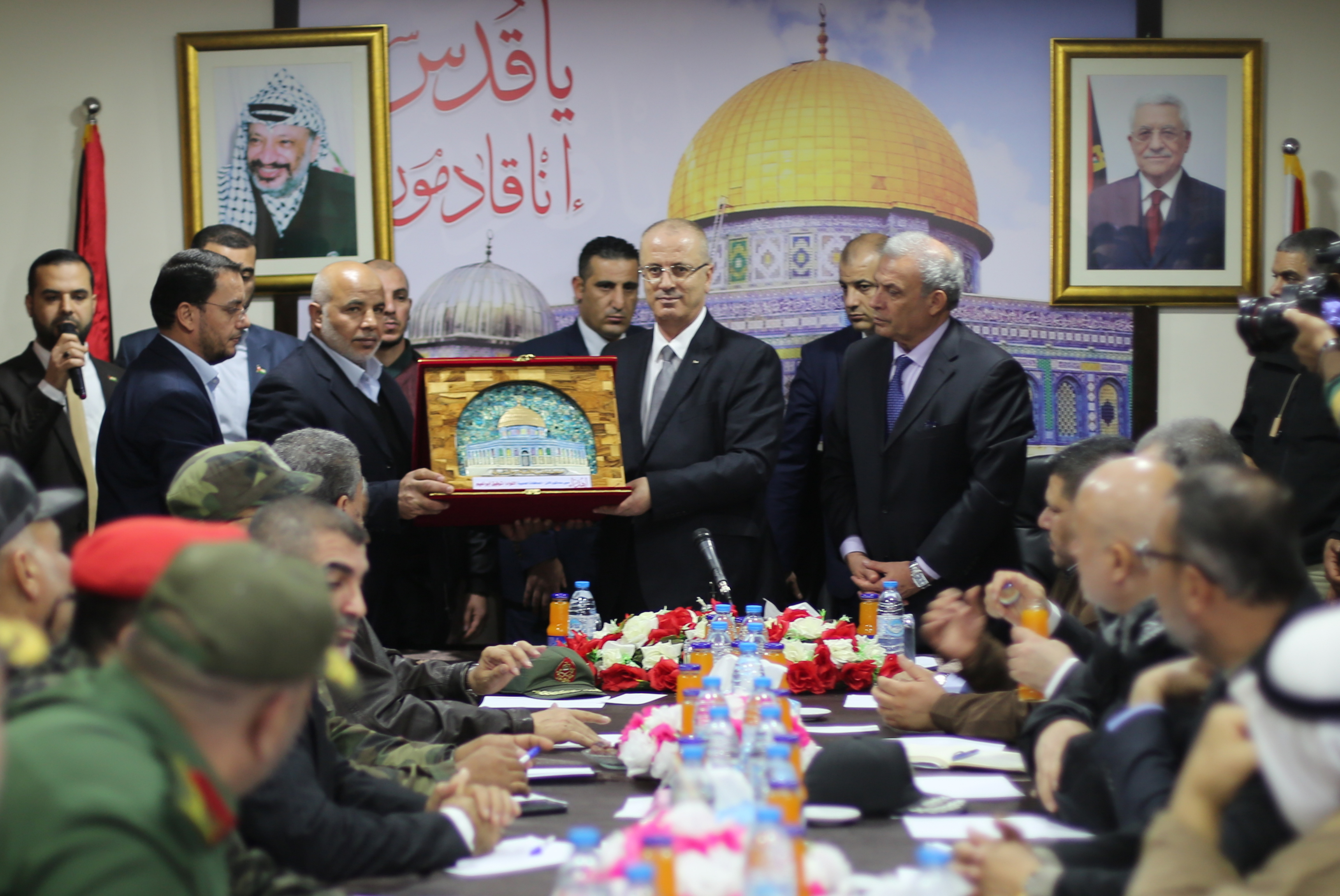 بالصور.. إجتماع رئيس الوزارء بقيادة وزارة الداخلية في غزة