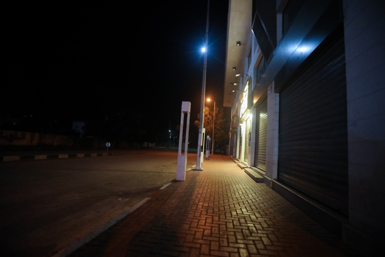 الشرطة تُتابع التزام المواطنين والمنشآت بالإغلاق وحظر التجوال