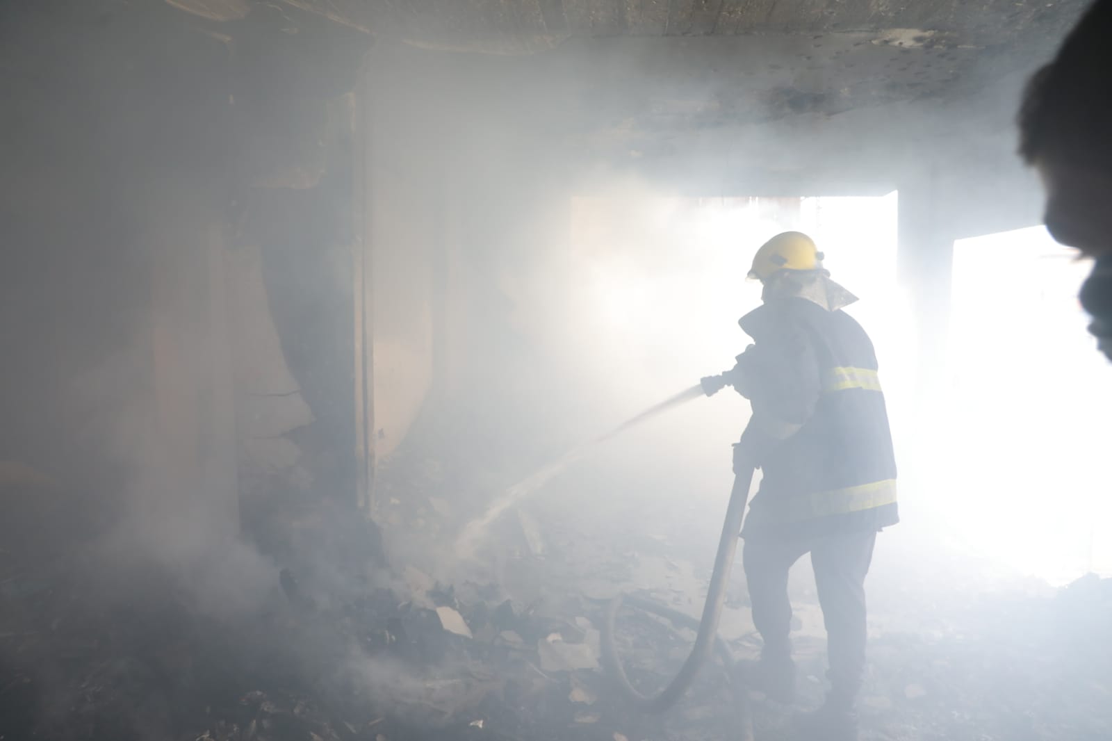 صور من تعامل أطقم الدفاع المدني والخدمات الطبية العسكرية مع استهداف شقة سكنية في حي النصر بغزة