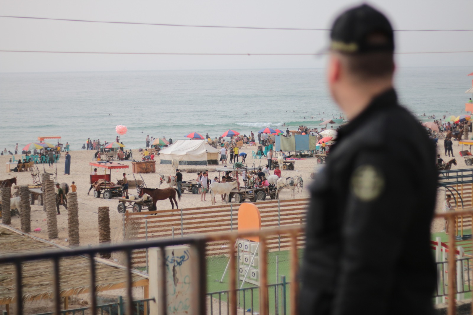 أجواء اصطياف المواطنين بغزة على شاطئ البحر وعمل أجهزة الداخلية في توفير الأجواء الملائمة