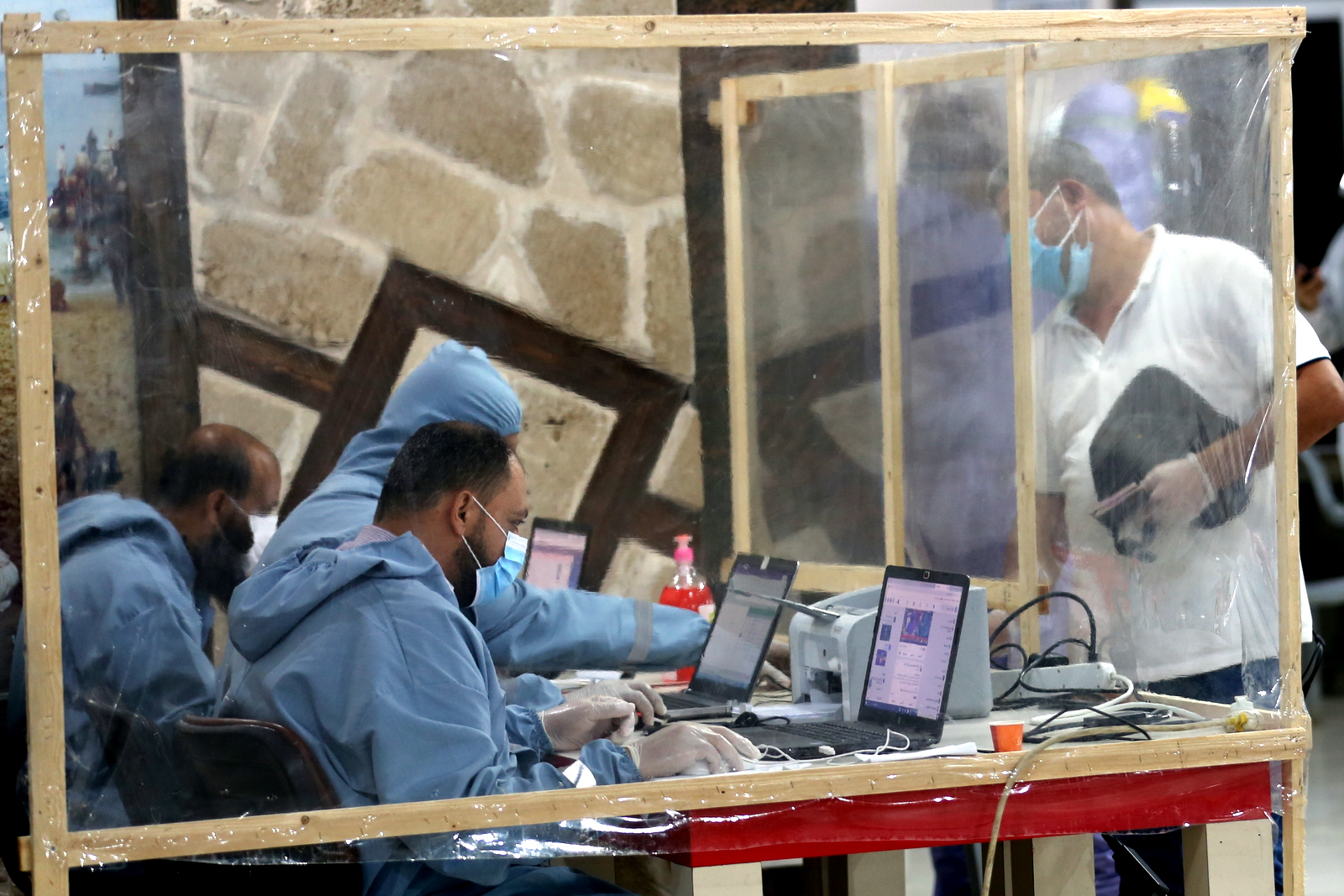 توافد المسافرين العائدين عبر معبر رفح في أول أيام فتحه استثنائياً